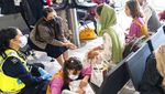 Potret Pengungsi Afghanistan Saat Tiba di Negara-negara Sekutu