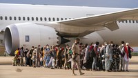 Warga Afghanistan saat tiba di Madrid, Spanyol (23/8) menggunakan evakuasi militer dari Kabul. Sejumlah negara memberikan izin tinggal untuk para pengungsi Afghanistan seperti AS, Belgia, Prancis, Spanyol, Korsel, AS, Jerman dan Inggris.   (AP Photo/Andrea Comas)