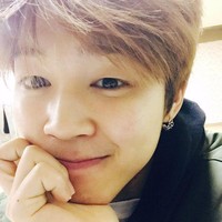 Jimin BTS yang terlihat karismatik di atas panggung juga menggemaskan dalam keseharian. Inilah penampilan main dancer grup BTS tanpa makeup pada Februari 2015. Foto: dok Twitter BTS_twt