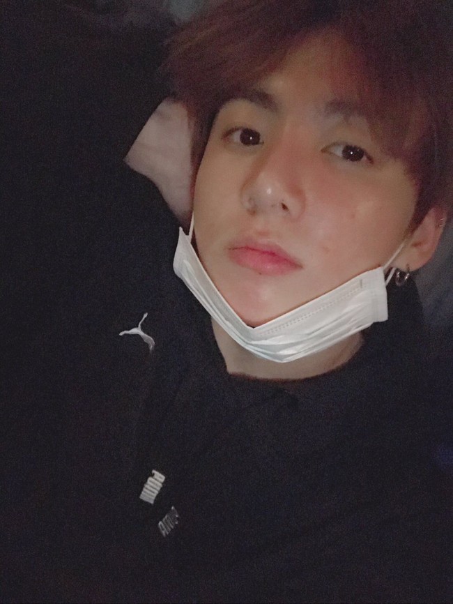 Maknae grup BTS ini kerap membagikan selfie dan mengadakan siaran langsung tanpa makeup. Inilah penampilan Jungkook saat berada di mobil pada Maret 2017. Foto: dok Twitter BTS_twt