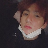 Maknae grup BTS ini kerap membagikan selfie dan mengadakan siaran langsung tanpa makeup. Inilah penampilan Jungkook saat berada di mobil pada Maret 2017. Foto: dok Twitter BTS_twt