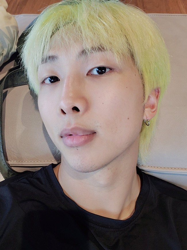 RM BTS kerap membagikan selfie tanpa makeup. Foto ini dibagikannya untuk mengucapkan rasa terima kasih kepada ARMY yang setia bersama BTS selama delapan tahun terakhir. Foto: dok Twitter BTS_twt