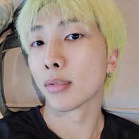 RM BTS kerap membagikan selfie tanpa makeup. Foto ini dibagikannya untuk mengucapkan rasa terima kasih kepada ARMY yang setia bersama BTS selama delapan tahun terakhir. Foto: dok Twitter BTS_twt