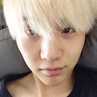 Suga BTS tak terlihat jauh berbeda saat mengenakan makeup maupun tidak. Ia membagikan selfie saat merasa poninya sudah terlalu panjang pada Oktober 2015. Foto: dok Twitter BTS_twt