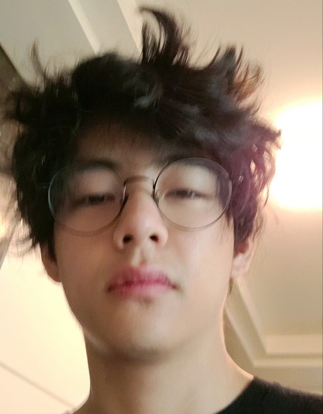 V BTS membagikan selfie melalui akun Weverse pada Juli 2020. Rambutnya terlihat acak-acakan setelah bangun tidur, namun tetap terlihat tampan dan boyfriend material. Foto: dok Weverse BTS
