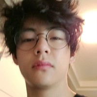 V BTS membagikan selfie melalui akun Weverse pada Juli 2020. Rambutnya terlihat acak-acakan setelah bangun tidur, namun tetap terlihat tampan dan boyfriend material. Foto: dok Weverse BTS