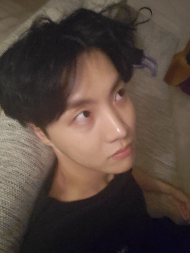 J-Hope BTS, yang akrab disapa dengan nama aslinya Hongseok, membagikan selfie tanpa makeup lewat Weverse pada Agustus 2020. Ia tengah bersantai di rumahnya. Foto: dok Weverse BTS