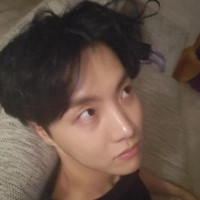 J-Hope BTS, yang akrab disapa dengan nama aslinya Hongseok, membagikan selfie tanpa makeup lewat Weverse pada Agustus 2020. Ia tengah bersantai di rumahnya. Foto: dok Weverse BTS
