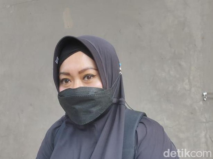 Polisi tengah menyelidiki dugaan korupsi anggaran pemakaman COVID-19 di Jember. Bendahara BPBD Jember Siti Fatimah memenuhi panggilan polisi.