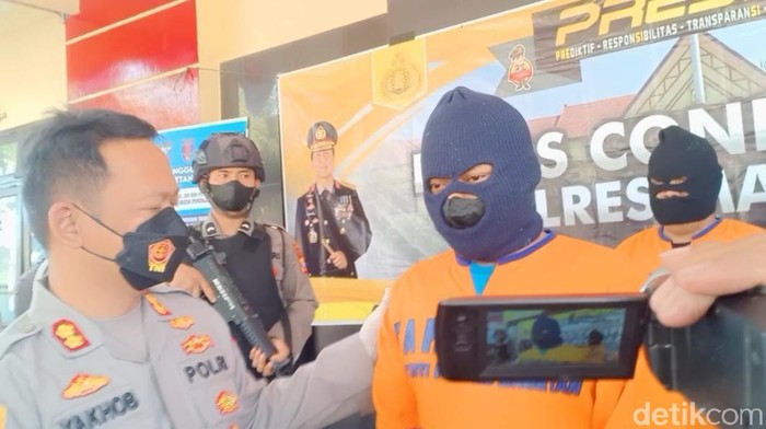 Seorang pemuda di Magetan, N (22) ketahuan membeli HP dengan uang palsu (upal). Pelaku sudah ditangkap dan terancam hukuman 5 tahun penjara.