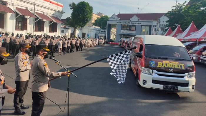 Polrestabes Surabaya salurkan ribuan bantuan sosial berupa paket sembako melalui 22 Mobil Gerai Vaksin Merdeka dalam progam jumat berkah