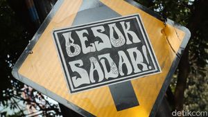 Poster Besok Sadar Tersebar di Bandung, Sindir Siapa Sih?