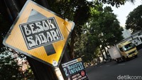 Sebagian poster-poster tersebut ditempel di papan penunjuk arah dan beberapa fasilitas umum di Kota Bandung.