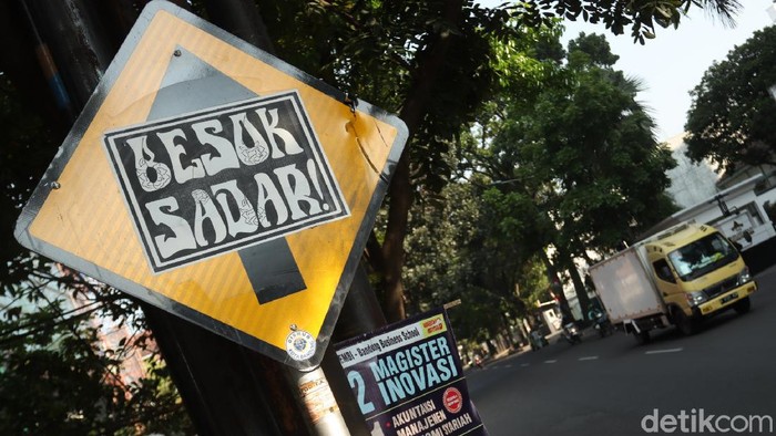 Usai mural mirip Presiden Jokowi yang berada di Flyover Pasopati, Kota Bandung, kini ada poster bertuliskan 'Besok Sadar' di beberapa titik.