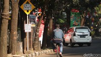 Dari penelusuran detikcom, Jumat (27/8/2021) poster kertas bertuliskan BESOK SADAR itu ada yang terpasang di rambu-rambu lalu lintas di persimpangan Jalan Jakarta, Kota Bandung.