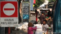Ada juga dua buah poster, terpasang di papan petunjuk rute Bus Damri Cicaheum-Cibereum. Begitu juga di Jalan Gatot Subroto. Sama seperti di persimpangan Jalan Jakarta, poster itu dipasang di rambu-rambu lalu lintas. 