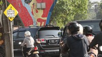Tidak ada keterangan lain yang ada di poster tersebut, namun poster itu memilki kesamaan karena ada gambar bunga mawar yang ada di poster itu. Apakah ini sebagai sebuah bentuk protes sama dengan mural yang viral diberbagai daerah di Indonesia belakangan ini?
