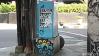 Ada juga yang ditempeli di kotak panel listrik di kawasan pedestarian Jalan Asia Afrika. Keberadaan poster-poster yang dipasang di rambu lalu lintas itu jelas mengotori dan mengganggu para pengguna jalan.