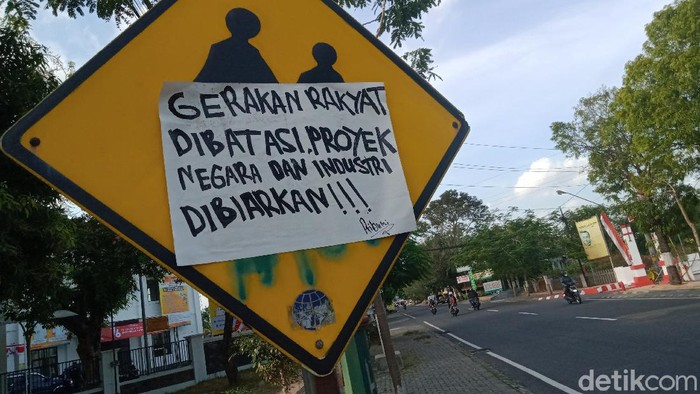 Poster tertempel di papan rambu jalan Mayor Kusmanto, Klaten, Jumat (27/8/2021).