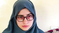 Ketika terakhir kali Taliban menguasai Afghanistan, perempuan dilarang bersekolah atau bekerja di luar rumah. Mereka hanya bisa keluar jika ditemani oleh kerabat laki-laki, dan itupun harus mengenakan burqa. Kini Taliban kembali jadi sorotan usai menguasai Kabul. Sikap mereka atas hak-hak kaum perempuan pun disorot warga dunia. Melansir AP, para pemimpin Taliban mengatakan perempuan dan anak perempuan akan dapat bersekolah dan bekerja sesuai dengan aturan hukum Islam. Namun tak ada keterangan yang lebih spesifik terkait dengan pernyataan tersebut.