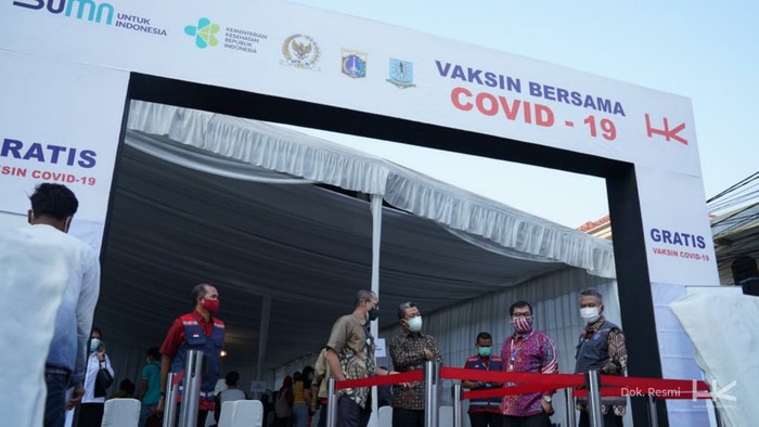 PT Hutama Karya (Persero) (Hutama Karya) menggelar vaksinasi sebanyak 13.000 dosis di Jakarta Timur dan Kota Bandung, Jawa Barat.