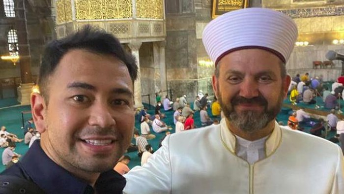 Raffi Ahmad bertemu dan foto bareng, Ferruh Musteur, salah satu imam besar Masjid Hagia Sophia