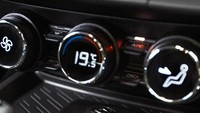 Renault Kiger juga dilengkapi dengan PM2.5 air filter di sistem air cooling (AC) nya, sehingga memiliki kemampuan untuk menyaring partikel sekecil 2.5 mikron. Air conditioning dengan pengaturan aliran udara dingin yang canggih dan tombol display temperatur layaknya mobil kelas atas. Foto: Maxindo Renault Indonesia