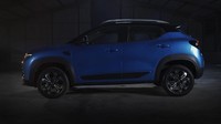 Renault Kiger memiliki body berotot dengan warna two-tone. Kesan SUV makin dipertegas dengan penggunaan velg two-tone diamond cut aero-sporty berukuran ring 16 inci dilengkapi oleh over vender hitam. SUV ini memiliki ground clearance 205 mm. Foto: Maxindo Renault Indonesia
