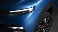 Bagian depan sudah menggunakan lampu LED beserta lampu indikator hijau. Foto: Maxindo Renault Indonesia