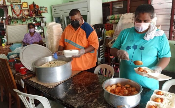 Rumah makan di Malaysia bagikan 600 boks nasi gratis untuk yang membutuhkan di tengah pandemi