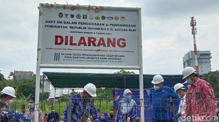 Satgas BLBI melakukan penyitaan aset sebidang tanah di Jalan Cik Ditiro, Medan. Di lokasi, dipasang pelang peringatan. (Ahmad Arfah/detikcom)