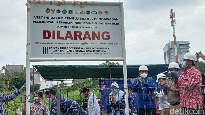 Satgas BLBI melakukan penyitaan aset sebidang tanah di Jalan Cik Ditiro, Medan. Di lokasi, dipasang pelang peringatan. (Ahmad Arfah/detikcom)