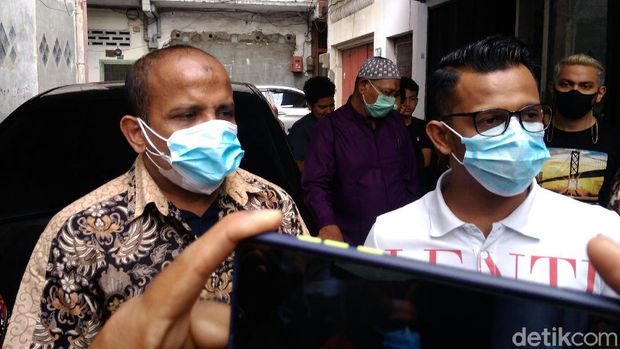 Seorang dokter di Medan ditindak polisi karena diduga menggunakan pelat nomor polisi palsu konsulat Rusia. Dokter itupun memberikan penjelasan (Datuk Haris/detikcom)