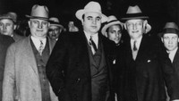 Alphone Capone yang dikenal dengan sebutan Al Capone lahir dari pasangan imigran Italia yang datang ke Amerika Serikat pada tahun 1893. Al Capone lahir dan besar di Brooklyn. Sepak terjangnya dalam dunia gangster dan mafia AS dimulai pada usia 16 tahun saat ia bergabung dengan kelompok Five Points dan bekerja untuk Francesco Yale, rekan Johny Torrio pria yang diketahui merupakan mentor seumur hidup Al Capone. Getty Images/Keystone.