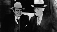 Al Capone memiliki julukan Scarface atau si Muka Parut karena memiliki luka di pipi kirinya. Luka itu ia dapatkan usai ribut dengan seorang berandalan bernama Frank Galluccio yang kemudian melukai pipi Al Capone dengan pisau cukur lipat. Dunia kriminal dan gangster kian dekat dengan Al Capone saat dirinya bekerja membantu Torrio. Bisnis yang dijalankan Torrio pun beragam, mulai dari perjudian, penyelundupan alkohol hingga prostitusi. Bisnisnya makin berkembang sejak pemerintah Amerika Serikat mengeluarkan kebijakan melarang penyulingan dan pendistribusian minuman keras pada tahun 1920 hingga 1933. Getty Images/Keystone.