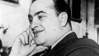 Setelah kepindahan Torrio ke Italia, Al Capone pun menjadi pemimpin kriminal di Chicago. Ia juga melanjutkan bisnis judi hingga prostitusi yang sebelumnya dijalankan Torrio. Tak hanya itu, Al Capone pun mencoba memperluas area kekuasaannya dengan menghabisi rival-rivalnya di dunia malam itu. Bisnis yang terus berkembang membuat kekayaan Al Capone turut bertambah. Pada tahun 1927, Al Capone diyakini memiliki kekayaan mencapai 100 juta dollar AS. Getty Images/Keystone.