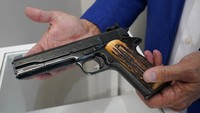 Mengutip AP, ada 174 pusaka keluarga Al Capone yang akan dilelang, salah satunya pistol Colt Kaliber 45 yang dahulu dimiliki oleh Al Capone. AP Photo/Rich Pedroncelli.