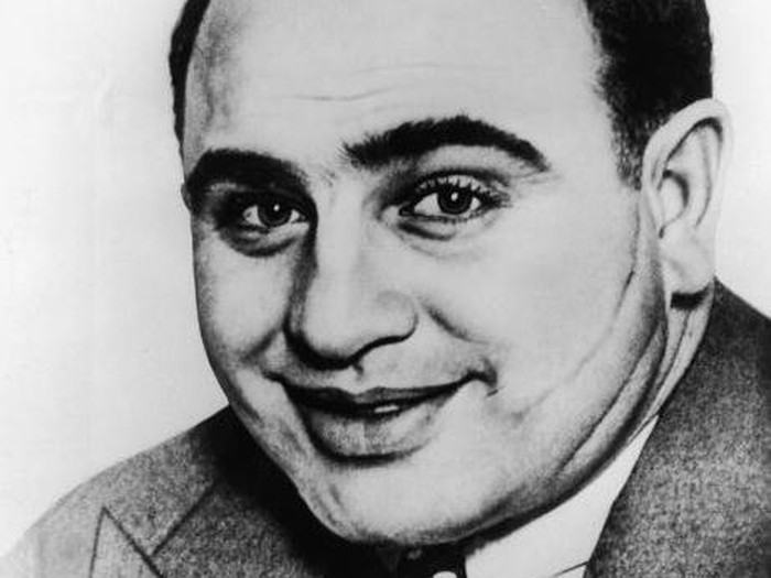 Sepak Terjang Al Capone, Bos Mafia AS yang Barangnya Bakal Dilelang Al Capone dikenal sebagai salah satu bos mafia paling populer di AS dan juga dunia. Meninggal di tahun 1947, barang-barang Al Capone pun kini bersiap untuk dilelang.