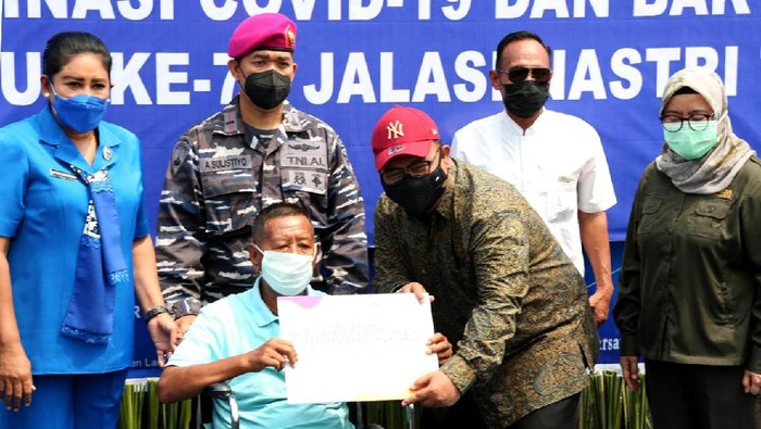Serbuan Vaksinasi di Pesisir Muara Gembong CT Arsa Foundation bekerja sama dengan Pasmar 1 Korps Marinir TNI AL melakukan serbuan vaksinasi dan donasi di wilayah pesisir, Muara Gembong, Bekasi, Jawa Barat.