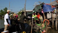 Sebanyak 1.000 paket sembako, 1.000 paket makanan bergizi, bantuan donasi alat tulis, serta bantuan biaya pengobatan didistribusikan kepada masyarakat di Pantai Mekar, Muara Gembong, Bekasi dari CT Arsa foundation.