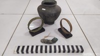 Berbagai artefak juga ditemukan di situs Ngloram. Ada uang logam, gelang, hingga tembikar. Diduga lokasi tersebut merupakan bekas Kerajaan Ngloram yang dipimpin oleh Sri Aji Wora - Wari.