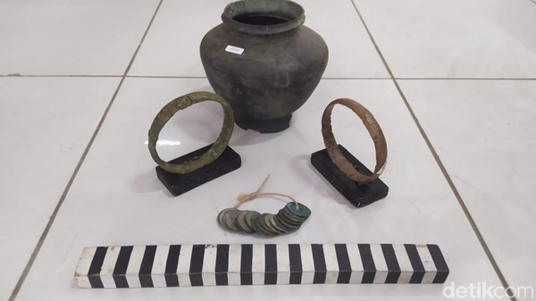 Berbagai artefak juga ditemukan di situs Ngloram. Ada uang logam, gelang, hingga tembikar. Diduga lokasi tersebut merupakan bekas Kerajaan Ngloram yang dipimpin oleh Sri Aji Wora - Wari. Berbagai artefak juga ditemukan di situs Ngloram. Ada uang logam, gelang, hingga tembikar. Diduga lokasi tersebut merupakan bekas Kerajaan Ngloram yang dipimpin oleh Sri Aji Wora - Wari.