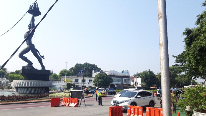 Suasana lalu lintas saat ganjil genap di Bundaran Senayan, Jakarta Pusat