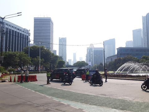 Suasana lalu lintas saat ganjil genap di Bundaran Senayan, Jakarta Pusat