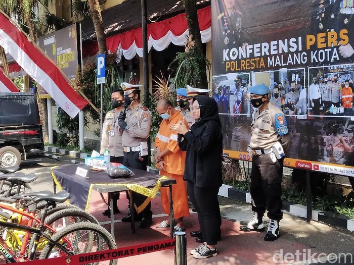 Pelaku tabrak lari di Kota Malang tertangkap. Pelaku berinisial EB diamankan bersama barang bukti mobil pikap yang dikendarai saat tabrak lari terjadi.