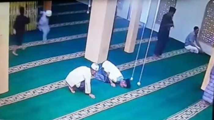 Tangkapan layar jemaah yang wafat dalam posisi sujud di dalam masjid di Tanjungbalai (dok Istimewa)
