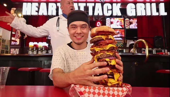 Tantangan Burger 20 Ribu Kalori Berani Coba? Ini Tantangan Makan Burger Seberat 3 Kg dalam 4 Menit