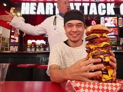 Berani Coba? Ini Tantangan Makan Burger Seberat 3 Kg dalam 4 Menit