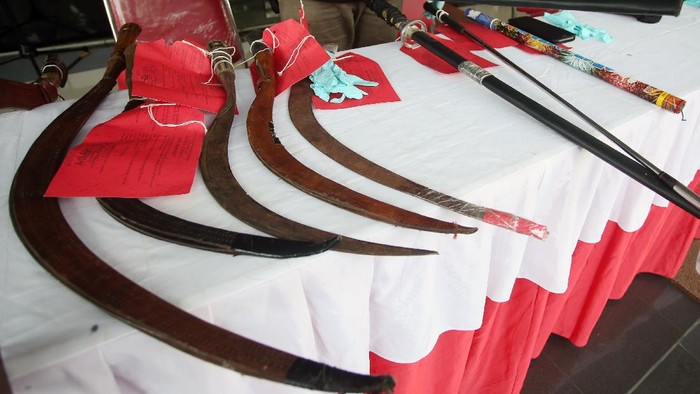TAWURAN REMAJA SAAT PPKM DI TANGERANG Kapolres Metro Tangerang Kota Kombes Pol Deonijiu De Fatima (tengah) beserta jajaran menunjukan barang bukti kejahtan senjata yang digunakan untuk tawuran saat rilis di Mapolres Metro Tangerang Kota, Tangerang, Banten, Jumat (27/8/2021). Pada kasus tawuran yang dilakukan saat Pemberlakuan Pembatasan Kegiatan Masyarakat (PPKM) yang terjadi di kawasan Karawaci yang diawali dari media sosial, tersebut petugas mengamankan tujuh orang pelaku tawuran. ANTARA FOTO/Muhammad Iqbal/aww.