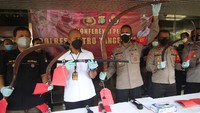 Kapolres Metro Kota Tangerang Kombes Pol Deonijiu De Fatima (tengah) beserta jajaran menunjukan barang bukti kejahtan senjata yang digunakan untuk tawuran saat rilis di Mapolres Metro Kota Tangerang Kota, Banten, Jumat (27/8/2021).